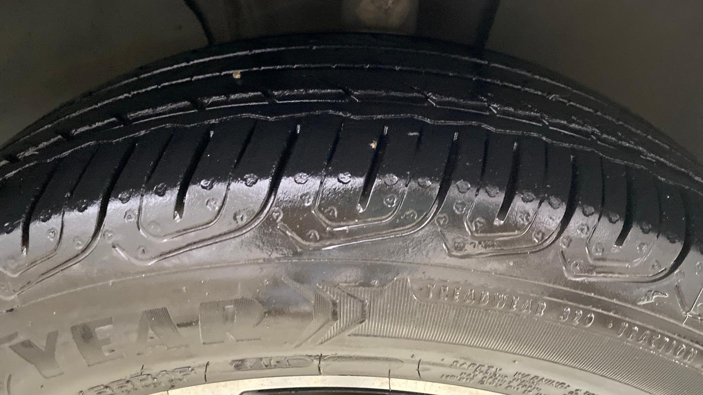 2022 Volkswagen VIRTUS TOPLINE TSI 1.0 AT, Petrol, Automatic, 30,539 km, Right Front Tyre Tread