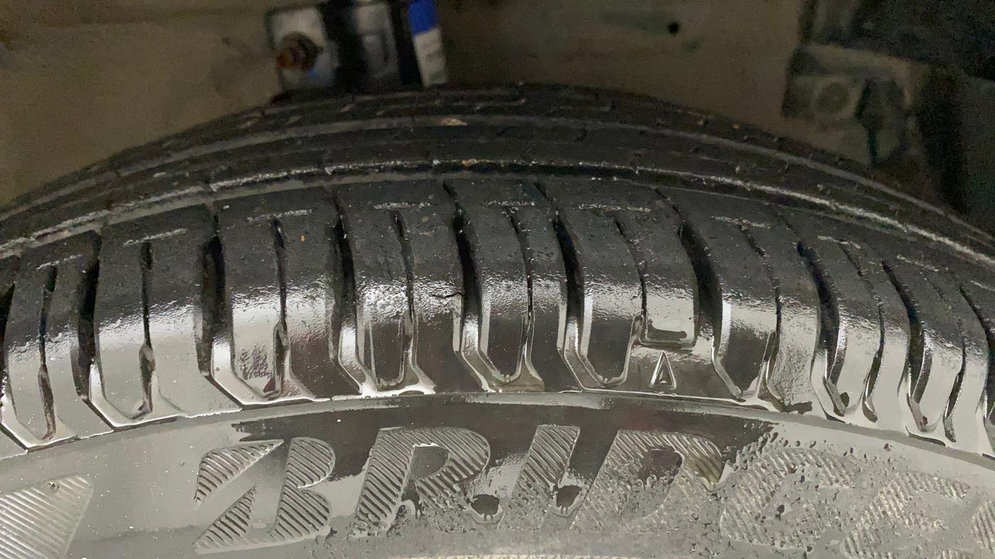 2014 Maruti Swift Dzire VXI, Petrol, Manual, 95,725 km, Right Front Tyre Tread