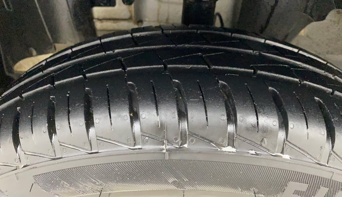 2022 Renault Kwid RXT 1.0 AMT, Petrol, Automatic, 2,690 km, Left Front Tyre Tread