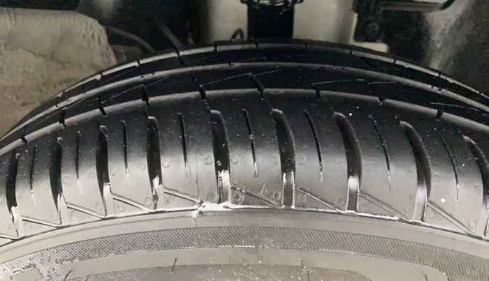 2022 Renault Kwid RXT 1.0 AMT, Petrol, Automatic, 2,690 km, Right Front Tyre Tread