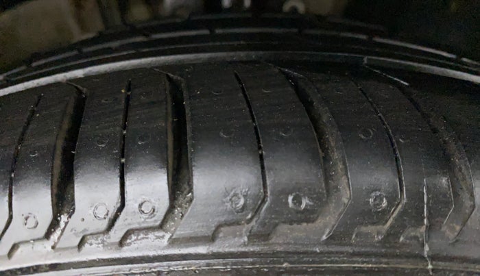 2010 Volkswagen Polo HIGHLINE1.2L, Petrol, Manual, 75,633 km, Right Front Tyre Tread