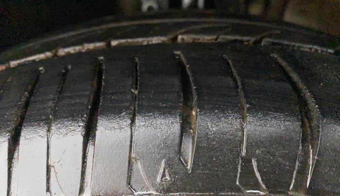 2010 Volkswagen Polo HIGHLINE1.2L, Petrol, Manual, 75,633 km, Left Front Tyre Tread