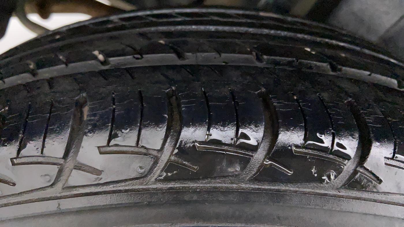 2014 Maruti Swift ZXI D, Petrol, Manual, 18,865 km, Right Rear Tyre Tread