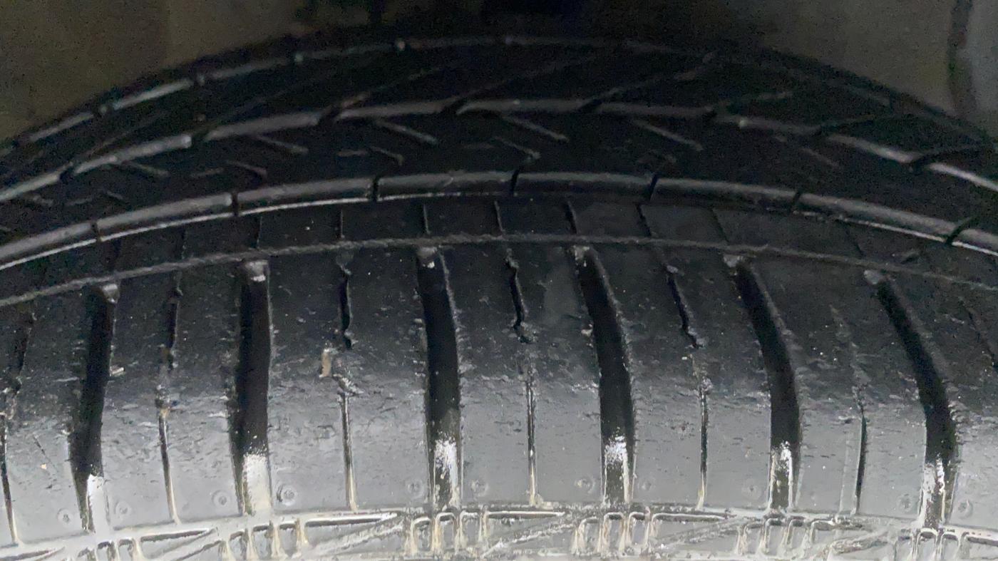 2016 Hyundai Grand i10 Magna 1.2 AT  VTVT, Petrol, Automatic, 40,053 km, Right Front Tyre Tread