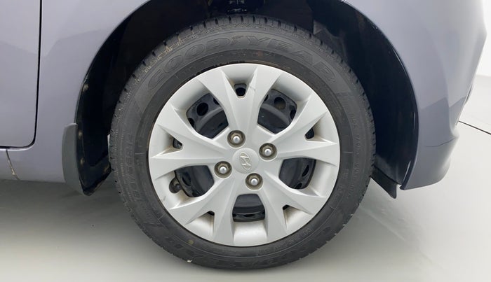 2016 Hyundai Grand i10 Magna 1.2 AT  VTVT, Petrol, Automatic, 40,053 km, Right Front Wheel