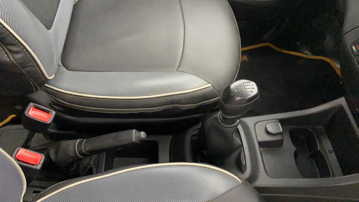 2018 Renault Kwid RXT 1.0 (O), Petrol, Manual, 23,709 km, Gear Lever