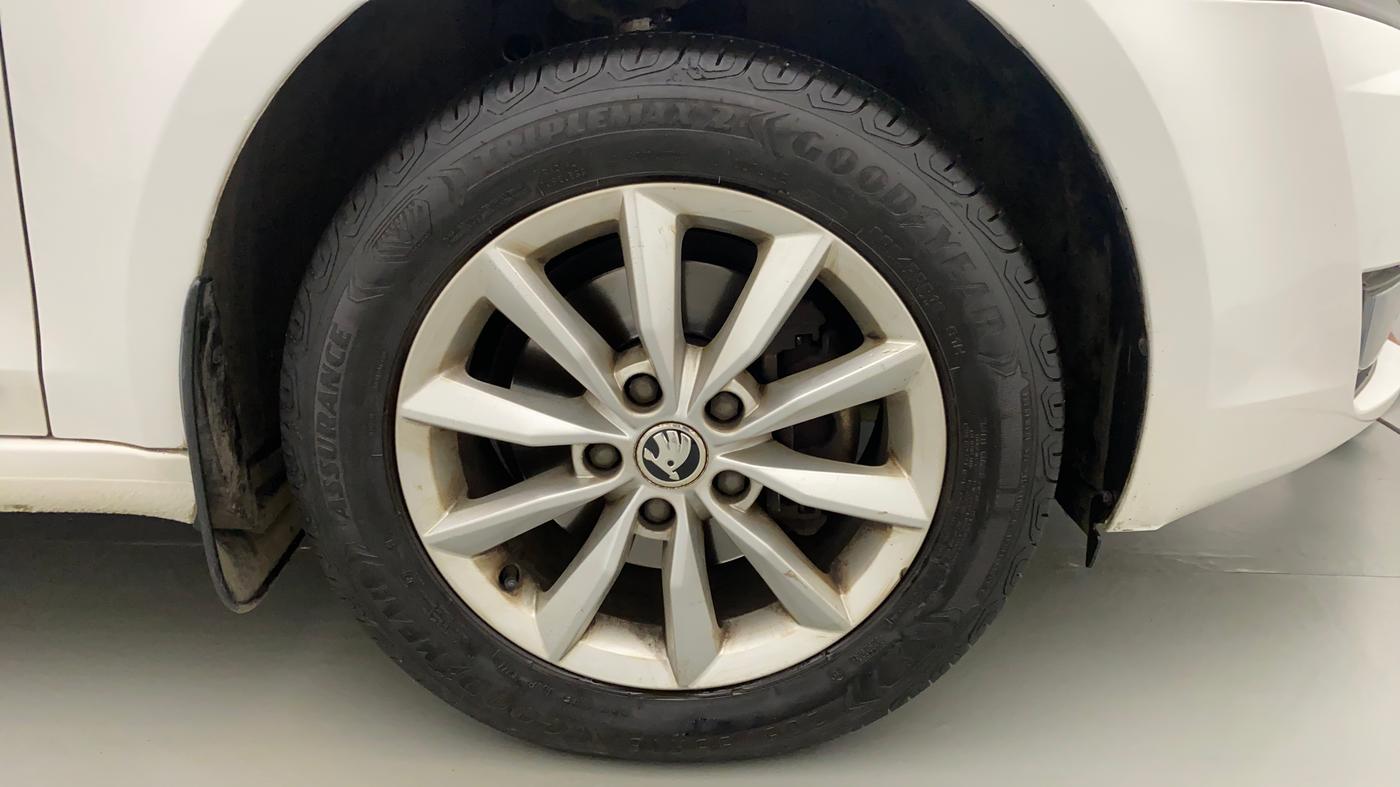 2016 Skoda Octavia 2.0 TDI CR STYLE PLUS AT, Diesel, Automatic, 48,045 km, Right Front Wheel