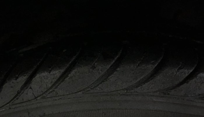 2015 Hyundai Eon SPORTZ, Petrol, Manual, 58,584 km, Right Rear Tyre Tread