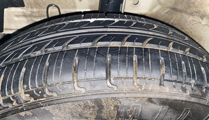 2016 Maruti Swift Dzire VXI, Petrol, Manual, 83,883 km, Left Front Tyre Tread