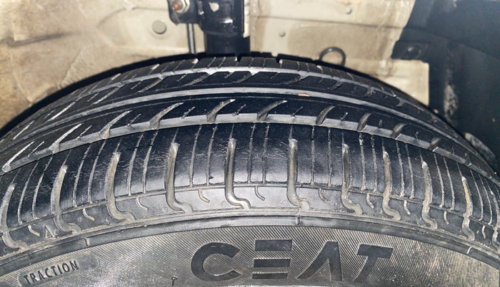 2016 Maruti Swift Dzire VXI, Petrol, Manual, 83,883 km, Right Front Tyre Tread