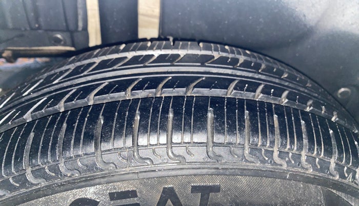 2016 Maruti Swift Dzire VXI, Petrol, Manual, 83,883 km, Right Rear Tyre Tread