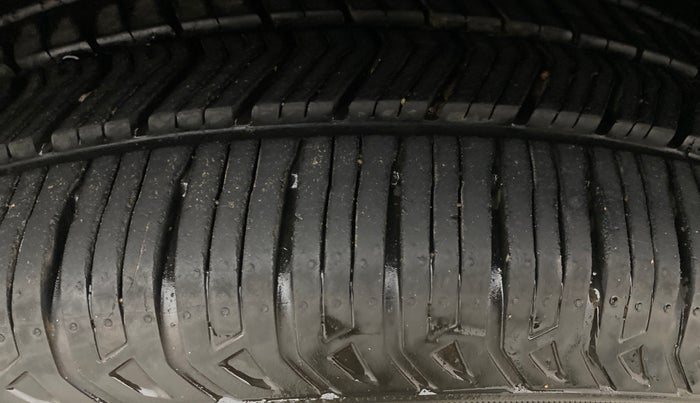 2022 Mahindra XUV700 AX 7 P AT 7 STR, Petrol, Automatic, 18,173 km, Right Front Tyre Tread