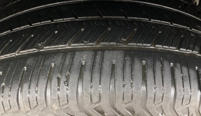 2022 Mahindra XUV700 AX 7 P AT 7 STR, Petrol, Automatic, 18,173 km, Right Rear Tyre Tread