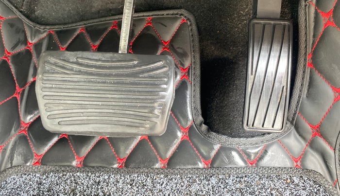 2022 Mahindra XUV700 AX 7 P AT 7 STR, Petrol, Automatic, 18,173 km, Pedals