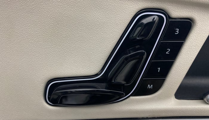 2022 Mahindra XUV700 AX 7 P AT 7 STR, Petrol, Automatic, 18,173 km, Driver Side Adjustment Panel