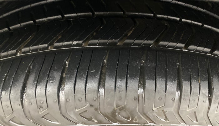 2022 Mahindra XUV700 AX 7 P AT 7 STR, Petrol, Automatic, 18,173 km, Left Front Tyre Tread