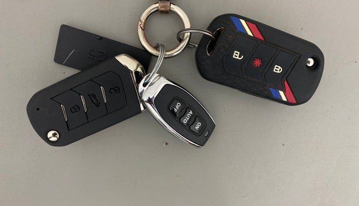 2022 Mahindra XUV700 AX 7 P AT 7 STR, Petrol, Automatic, 18,173 km, Key Close Up