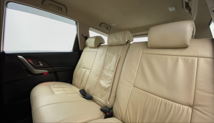 2013 Mahindra XUV500 W8 FWD, Diesel, Manual, 61,014 km, Right Side Rear Door Cabin
