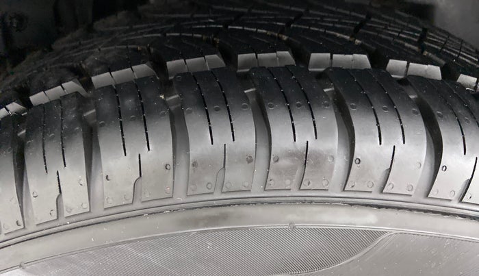 2013 Mahindra XUV500 W8 FWD, Diesel, Manual, 61,014 km, Right Rear Tyre Tread