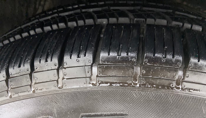2013 Mahindra XUV500 W8 FWD, Diesel, Manual, 61,014 km, Right Front Tyre Tread