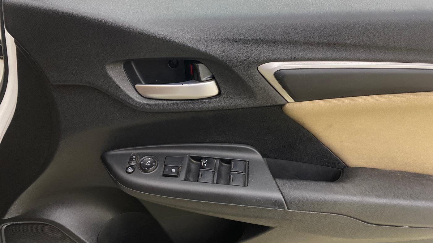 2018 Honda Jazz 1.2L I-VTEC V AT, CNG, Automatic, 1,19,214 km, Driver Side Door Panels Control