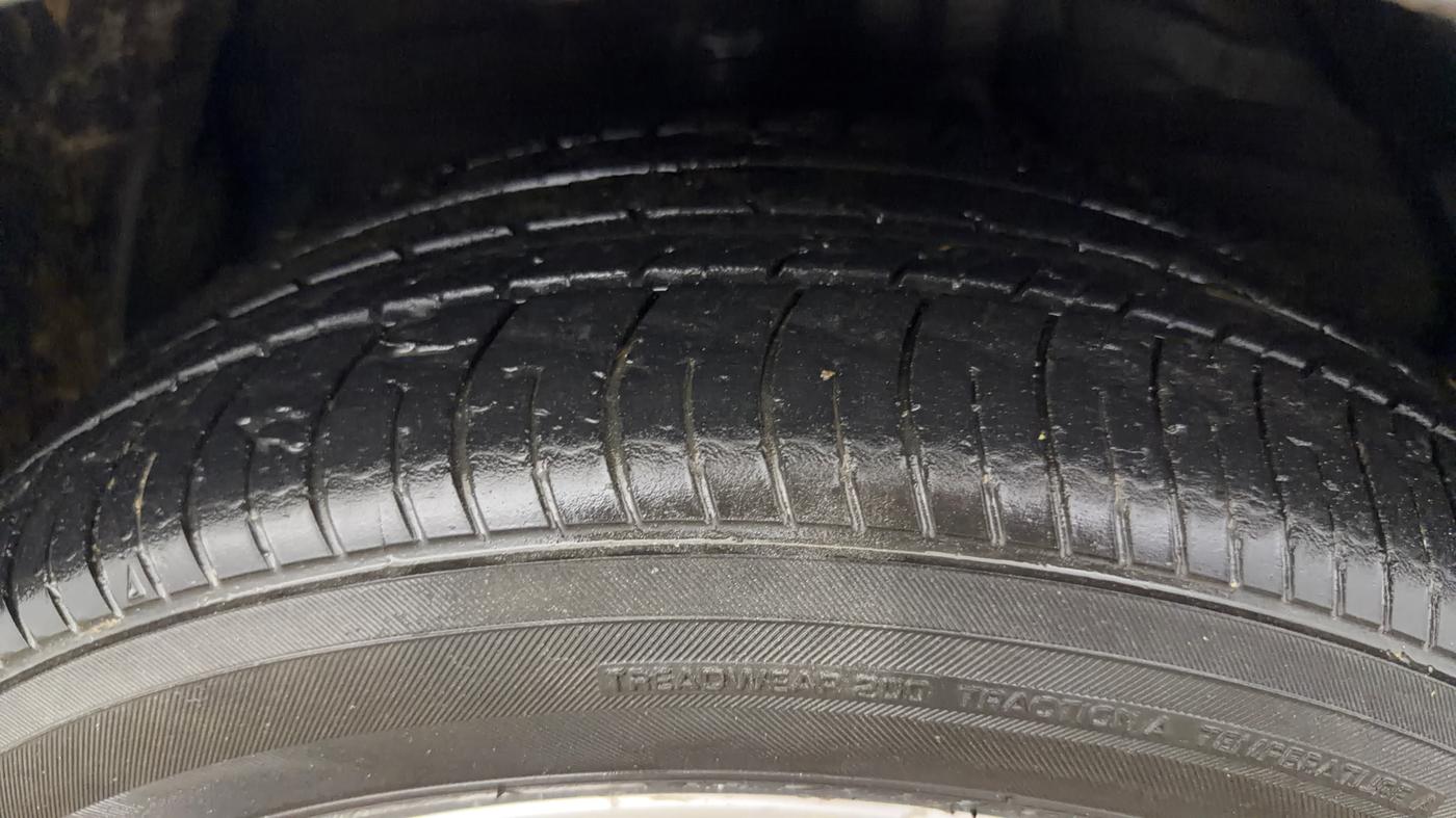 2016 Toyota Camry HYBRID, Hybrid, Automatic, 63,113 km, Right Front Tyre Tread