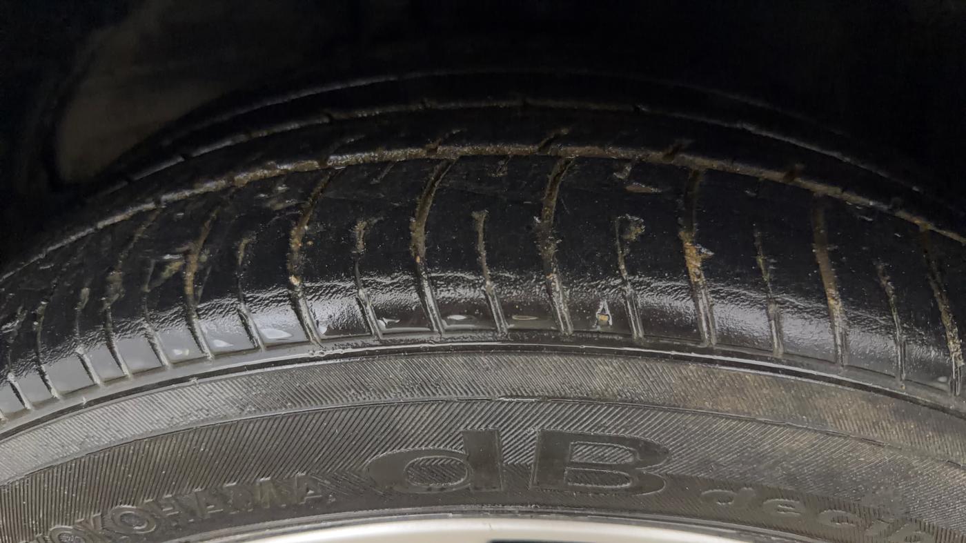 2016 Toyota Camry HYBRID, Hybrid, Automatic, 63,113 km, Left Front Tyre Tread