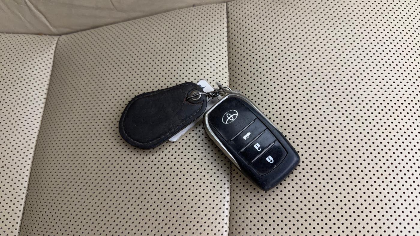 2016 Toyota Camry HYBRID, Hybrid, Automatic, 63,113 km, Key Close Up