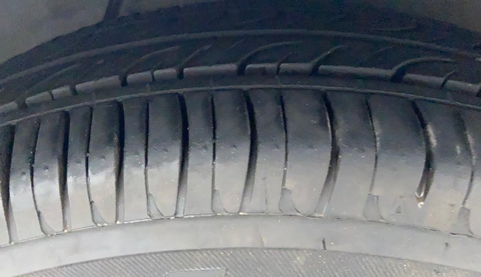 2014 Hyundai i10 MAGNA 1.1, Petrol, Manual, 62,815 km, Right Front Tyre Tread
