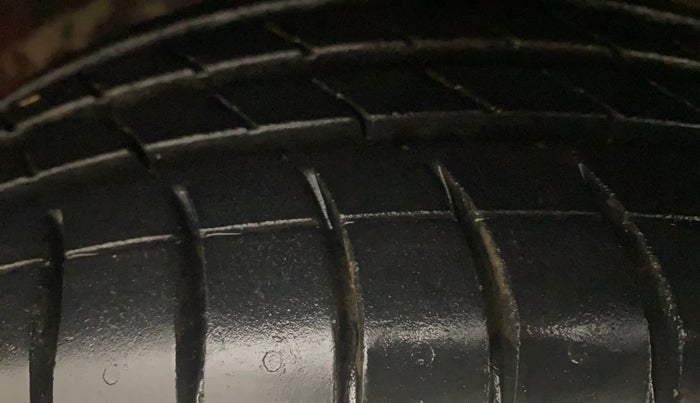 2016 Hyundai Grand i10 SPORTZ 1.2 KAPPA VTVT, Petrol, Manual, 30,618 km, Right Front Tyre Tread