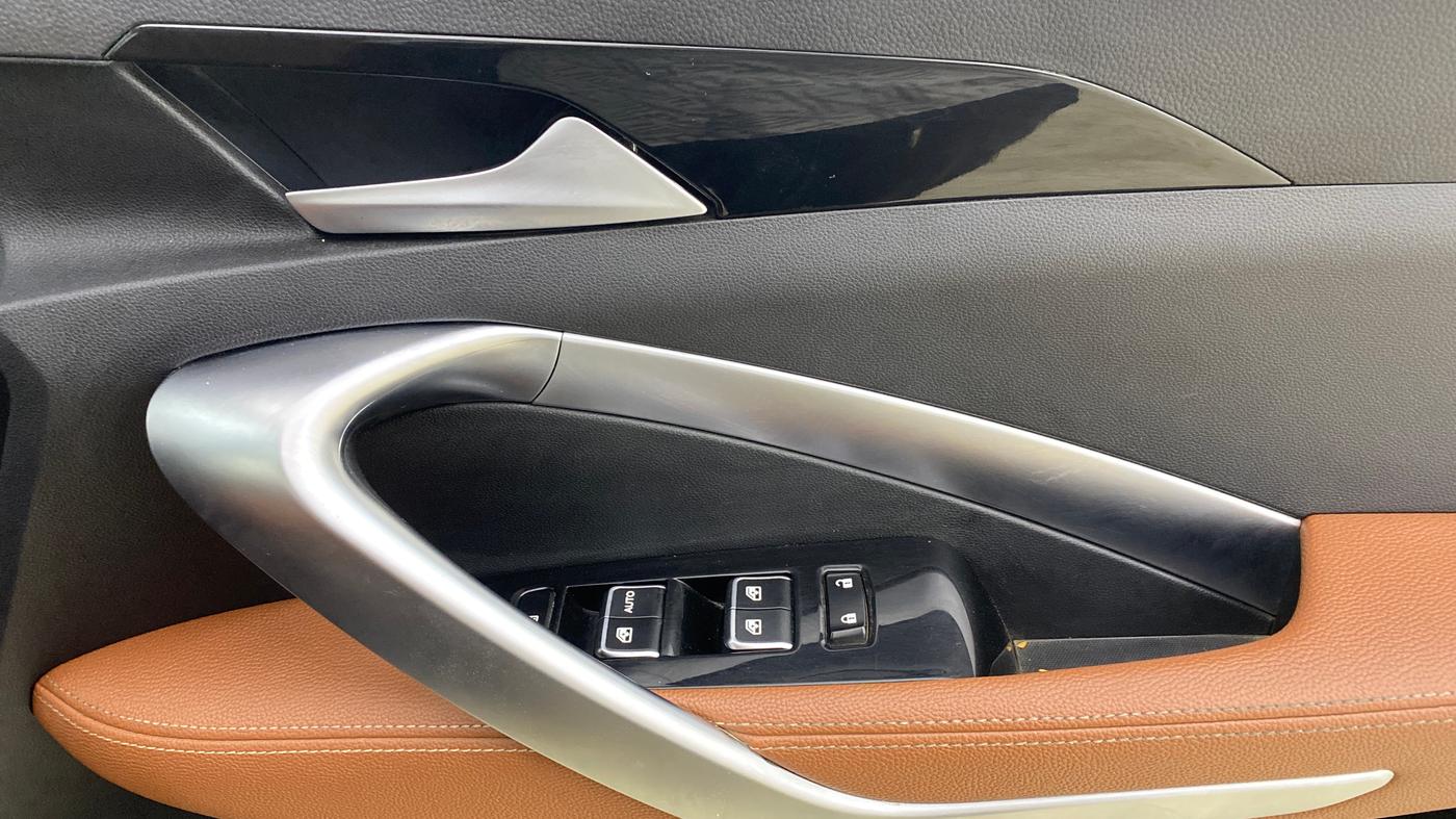 2020 MG HECTOR PLUS SHARP 1.5 PETROL TURBO DCT 6-STR, Petrol, Automatic, 42,072 km, Driver Side Door Panels Control