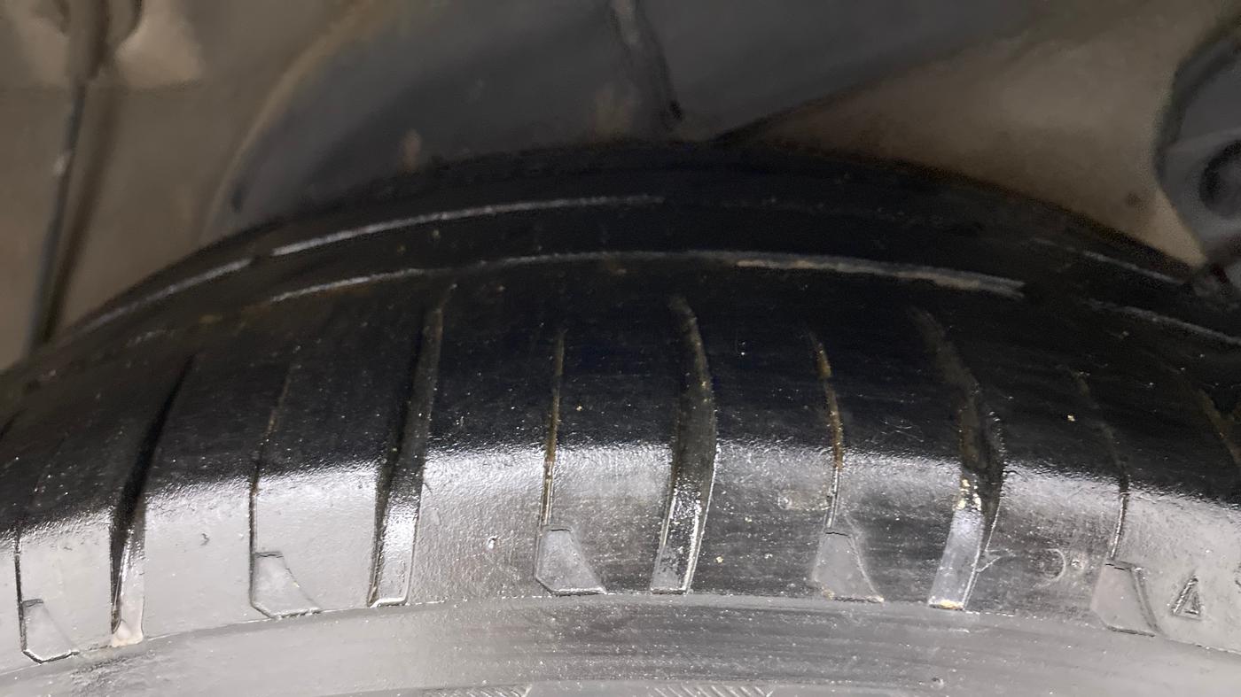 2015 Hyundai Verna FLUIDIC 4S1.6 VTVT SX O, Petrol, Manual, 81,180 km, Left Rear Tyre Tread