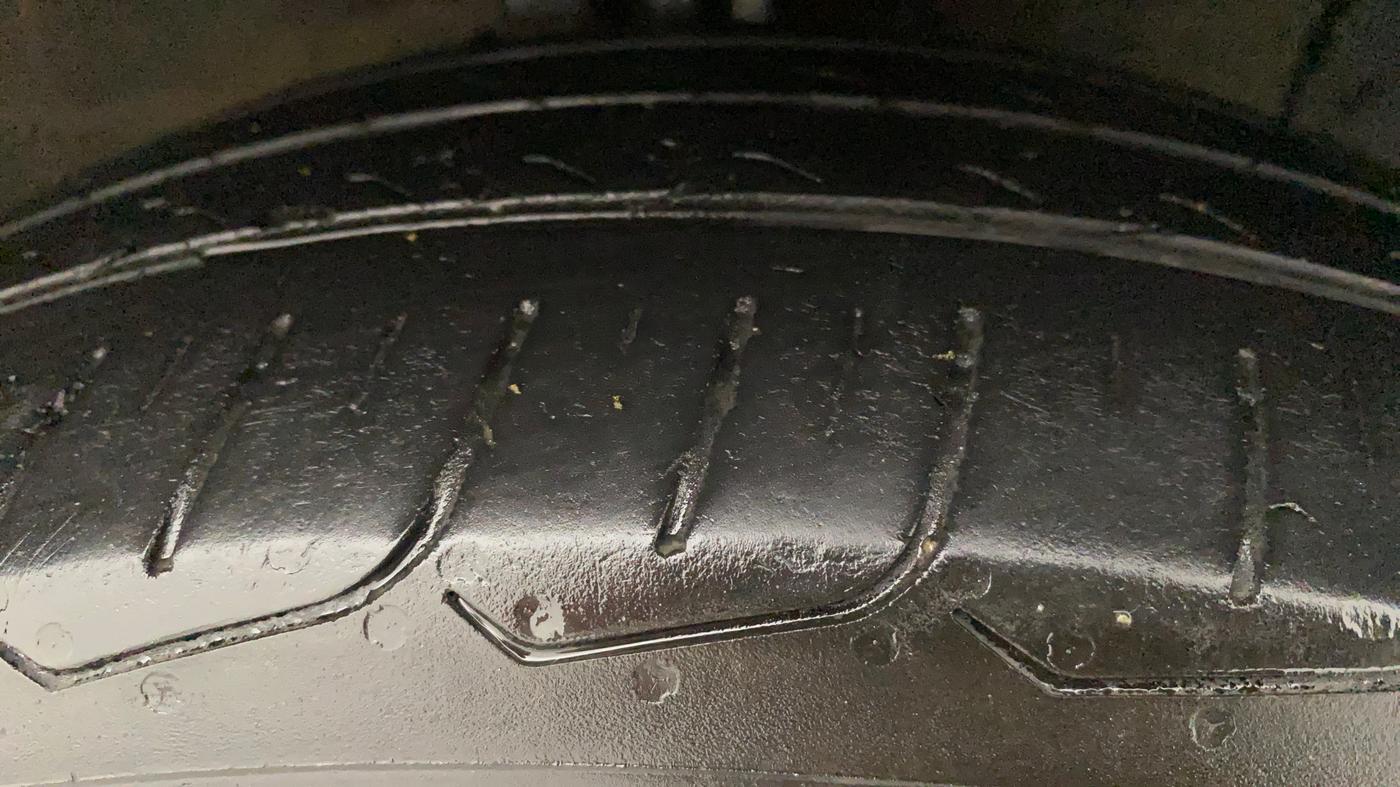 2015 Maruti Ertiga VXI CNG, CNG, Manual, 1,00,742 km, Right Front Tyre Tread