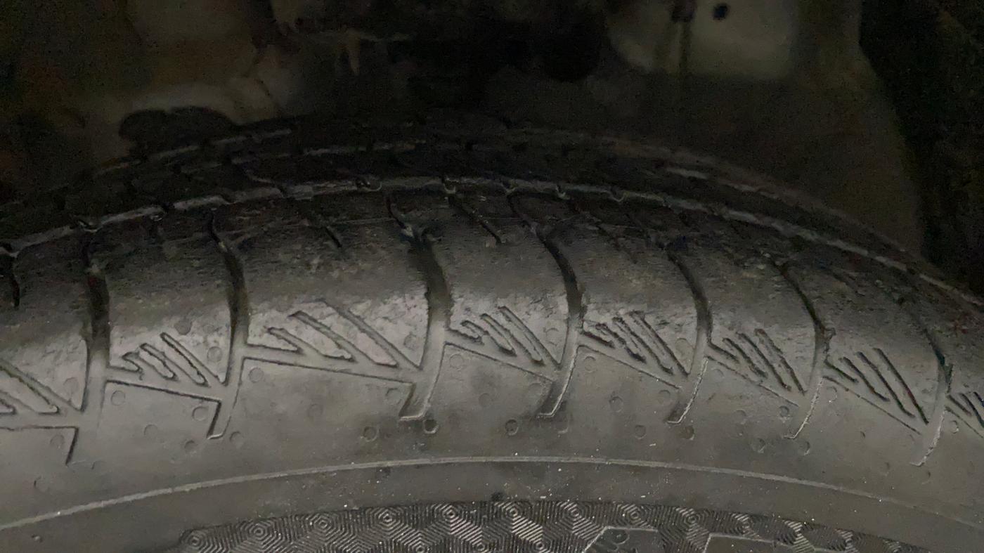 2022 Hyundai ALCAZAR PLATINUM(O) 7STR 2.0 AT, Petrol, Automatic, 31,942 km, Left Front Tyre Tread