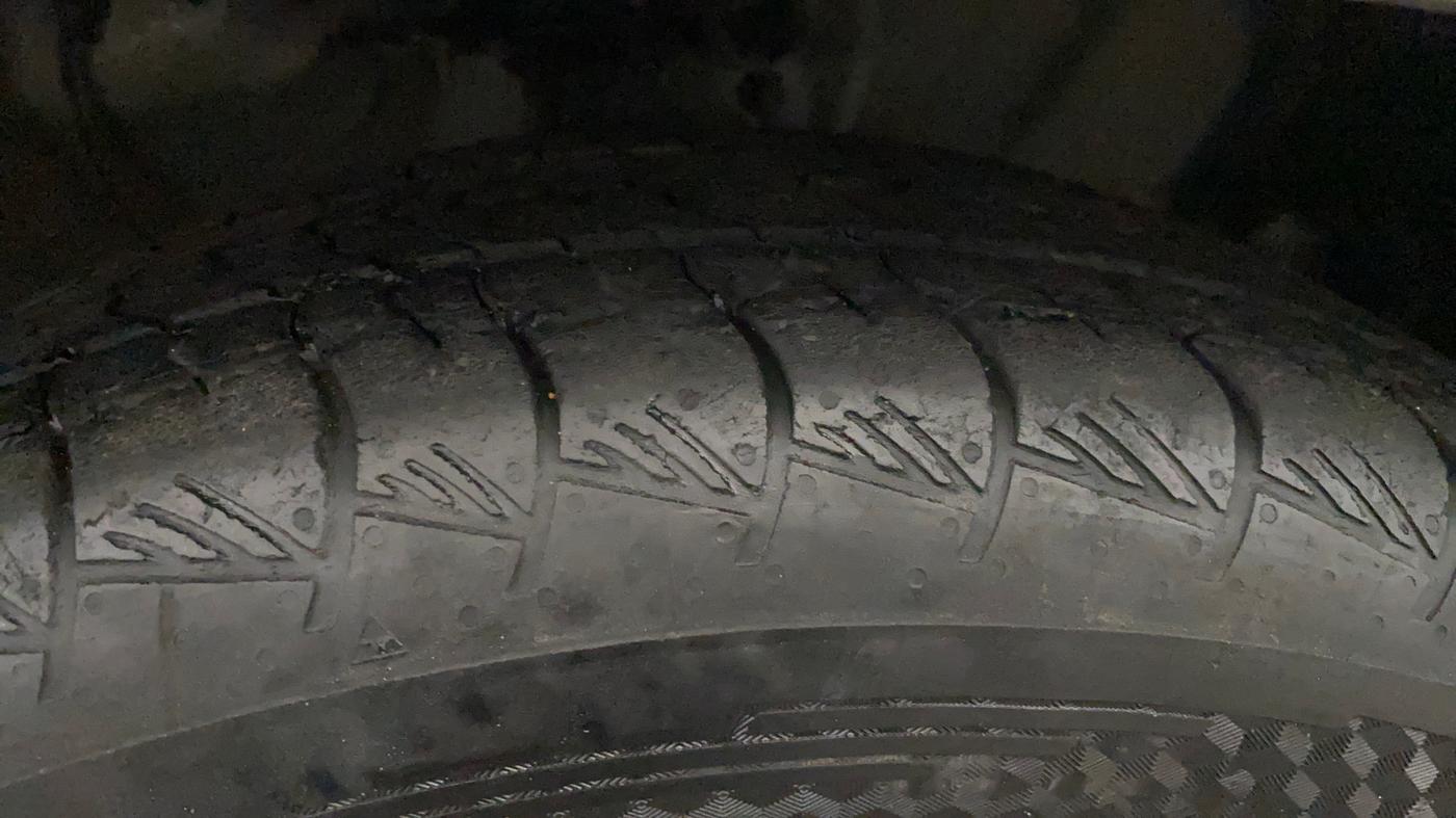 2022 Hyundai ALCAZAR PLATINUM(O) 7STR 2.0 AT, Petrol, Automatic, 31,942 km, Right Front Tyre Tread