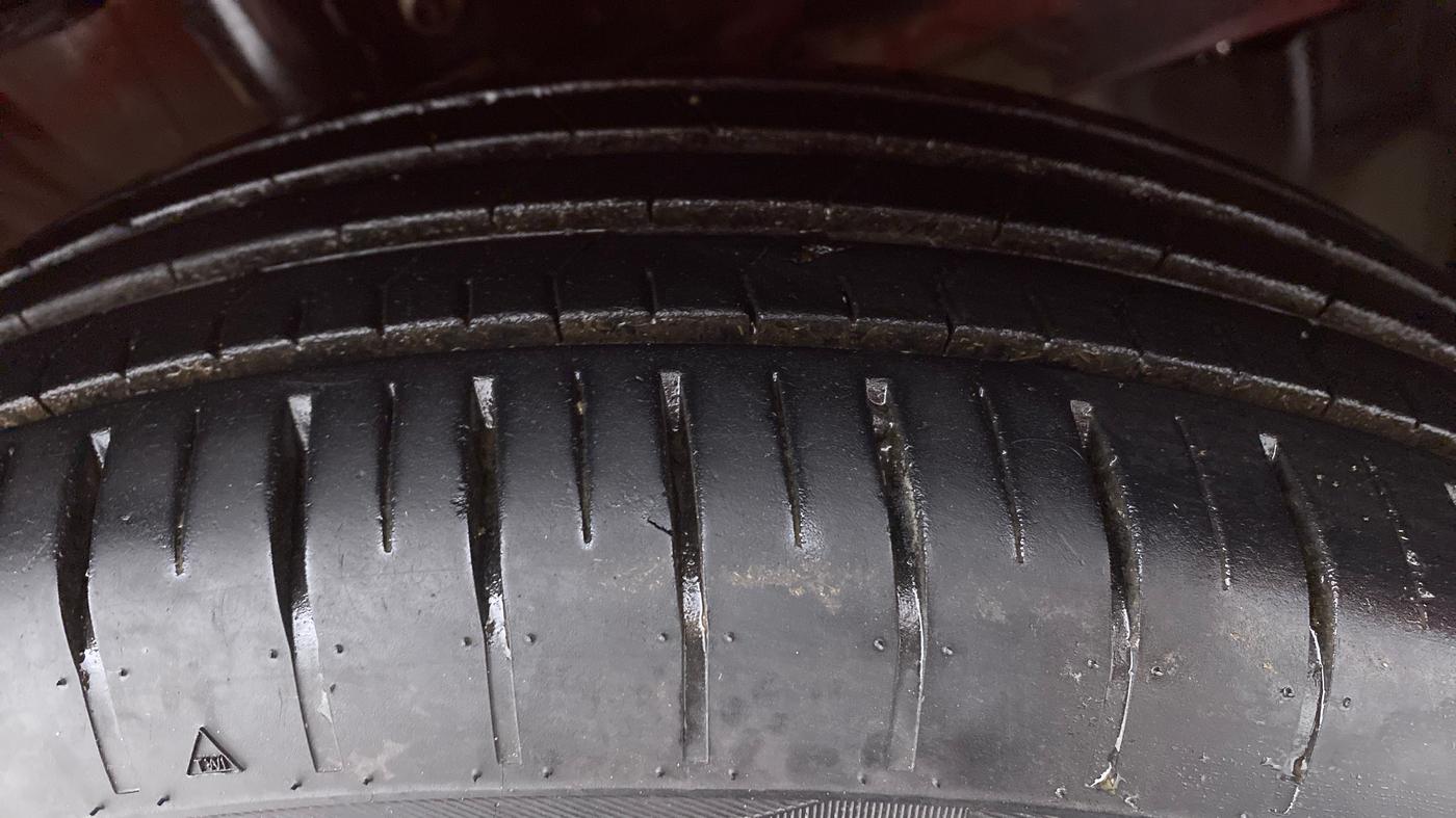 2022 Maruti Swift ZXI+ DUAL TONE , Petrol, Manual, 13,143 km, Right Front Tyre Tread