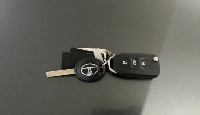 2022 Tata Tiago XT CNG, CNG, Manual, 70,332 km, Key Close Up