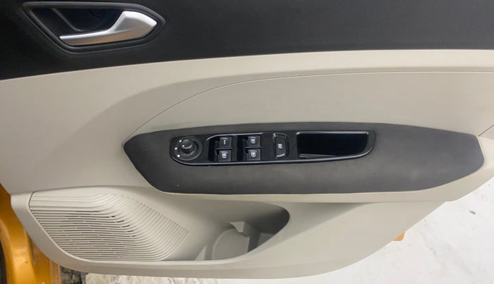 2019 Renault TRIBER RXZ, Petrol, Manual, 37,121 km, Driver Side Door Panels Control