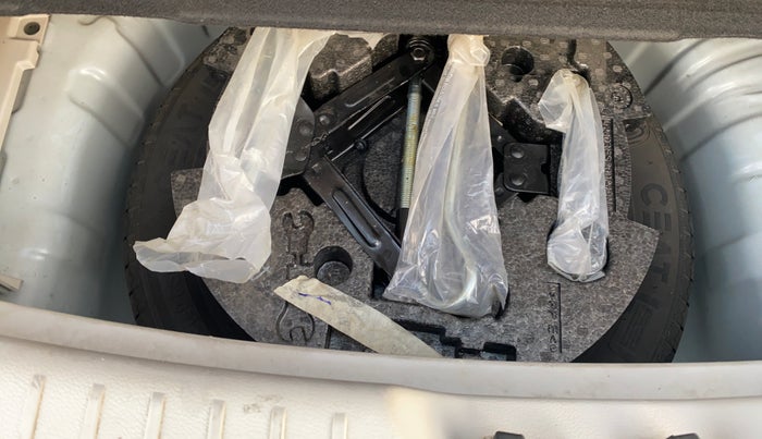 2023 Mahindra XUV300 W8 (O) 1.2 PETROL, Petrol, Manual, 30,905 km, Spare Tyre