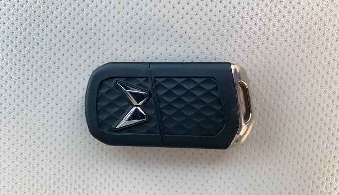 2023 Mahindra XUV300 W8 (O) 1.2 PETROL, Petrol, Manual, 30,905 km, Key Close Up