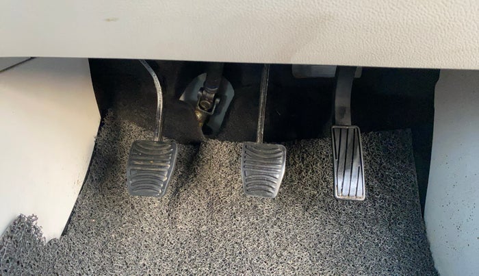 2023 Mahindra XUV300 W8 (O) 1.2 PETROL, Petrol, Manual, 30,905 km, Pedals