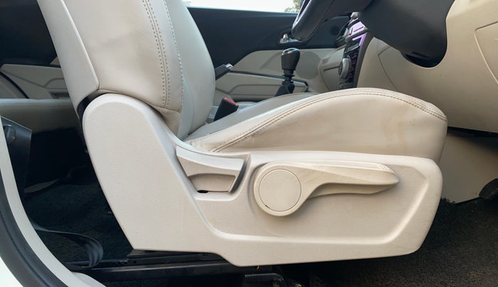 2023 Mahindra XUV300 W8 (O) 1.2 PETROL, Petrol, Manual, 30,905 km, Driver Side Adjustment Panel