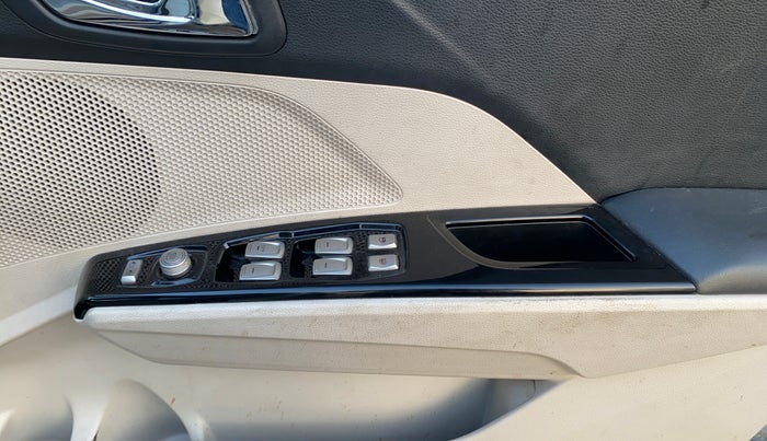 2023 Mahindra XUV300 W8 (O) 1.2 PETROL, Petrol, Manual, 30,905 km, Driver Side Door Panels Control