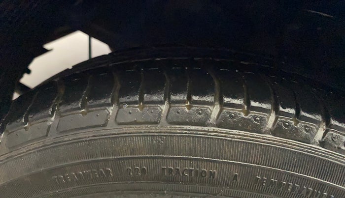 2012 Hyundai Eon MAGNA +, Petrol, Manual, 62,833 km, Left Front Tyre Tread