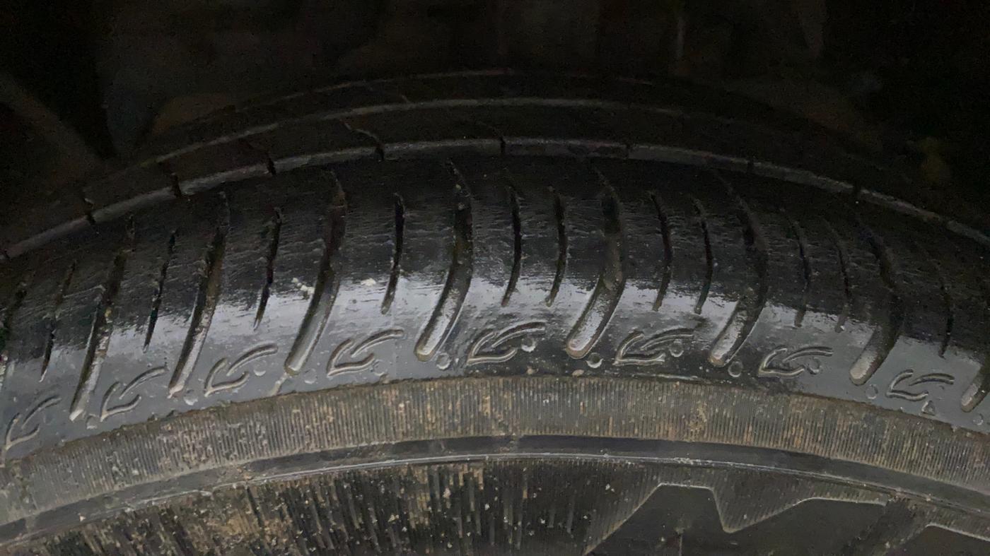 2015 Ford New Figo TITANIUM 1.2 PETROL MT, Petrol, Manual, 1,07,446 km, Left Front Tyre Tread