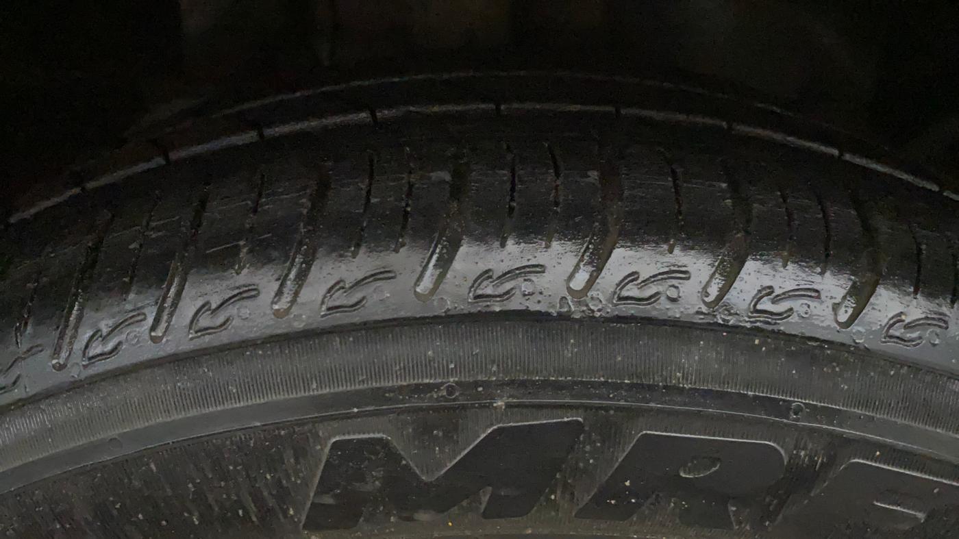 2015 Ford New Figo TITANIUM 1.2 PETROL MT, Petrol, Manual, 1,07,446 km, Right Front Tyre Tread