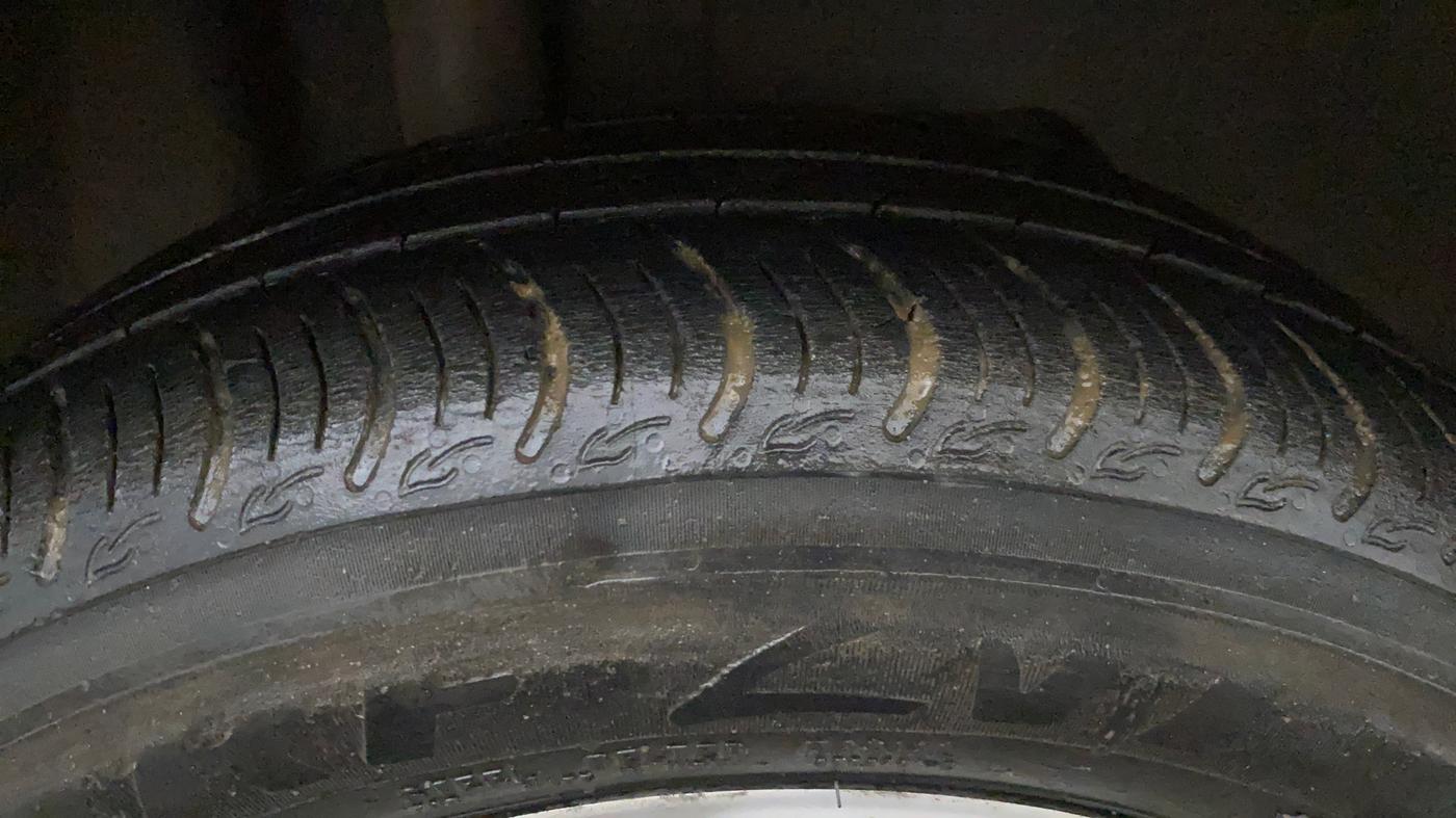 2015 Ford New Figo TITANIUM 1.2 PETROL MT, Petrol, Manual, 1,07,446 km, Right Rear Tyre Tread