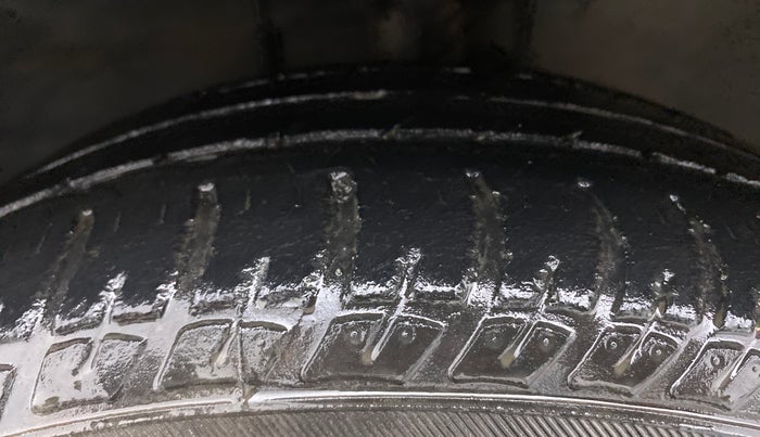 2012 Toyota Corolla Altis J, Petrol, Manual, 80,707 km, Left Front Tyre Tread