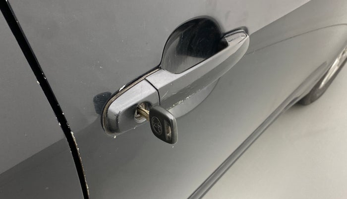 2012 Toyota Corolla Altis J, Petrol, Manual, 80,707 km, Lock system - Dork lock functional only from remote key