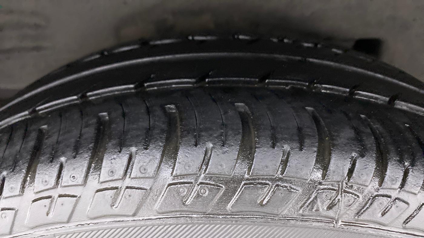 2012 Toyota Corolla Altis J, Petrol, Manual, 80,707 km, Right Rear Tyre Tread